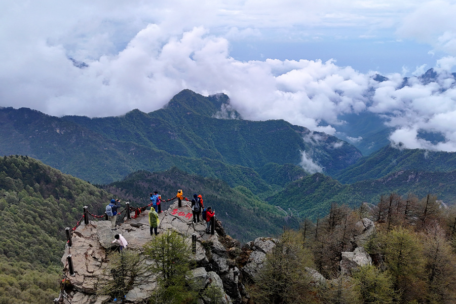 游客在位于陕西宝鸡的秦岭太白山景区游览（2025年5月27日摄）。