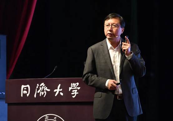 穿着西装笔挺的男子正在演讲描述已自动生成