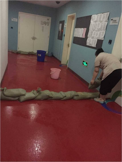 物业员工处置楼宇漏水