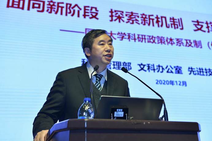 穿着西装笔挺的男子与配字描述已自动生成 穿着西装笔挺的男子与配字描述已自动生成