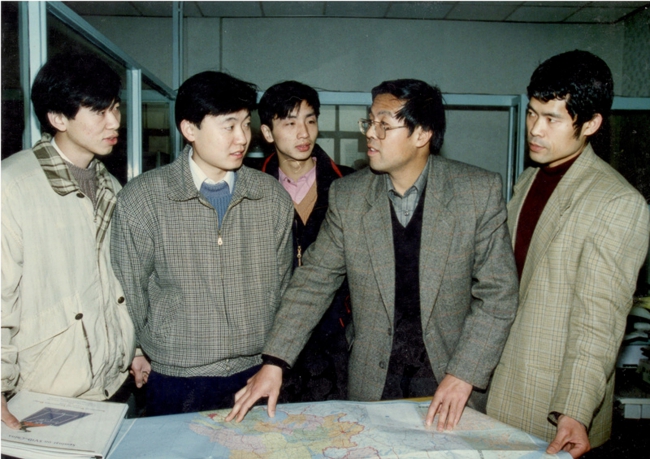 杨老师在指导学业 杨老师在指导学业
