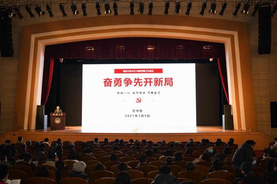 图片包含 室内, 建筑, 桌子, 礼堂描述已自动生成