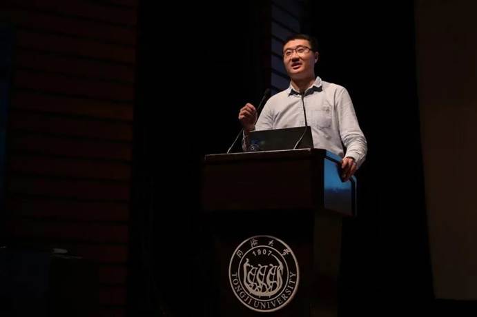图片包含 人, 男人, 笔记本, 建筑描述已自动生成