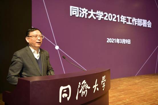 穿着西装笔挺的男子与配字描述已自动生成