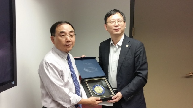 密歇根大学副校长方守恩副书记交谈 密歇根大学副校长方守恩副书记交谈