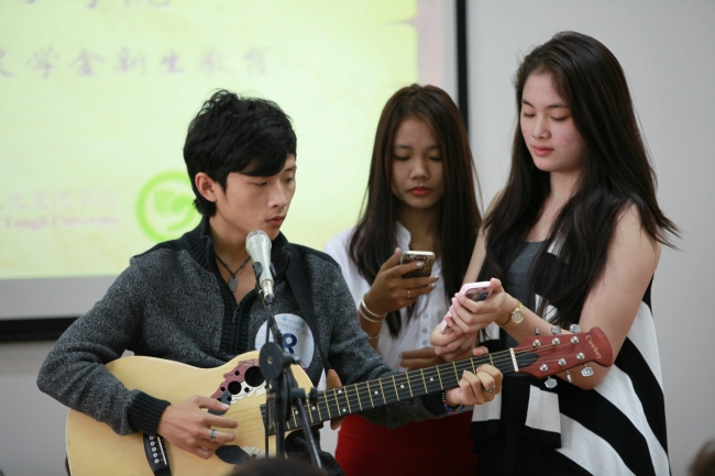 泰国同学孙溯和同学们演唱《小酒窝》 泰国同学孙溯和同学们演唱《小酒窝》