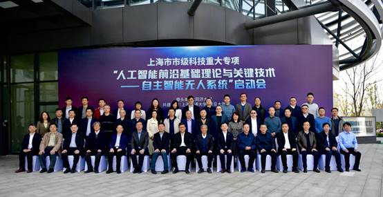 一群人站在台上中度可信度描述已自动生成
