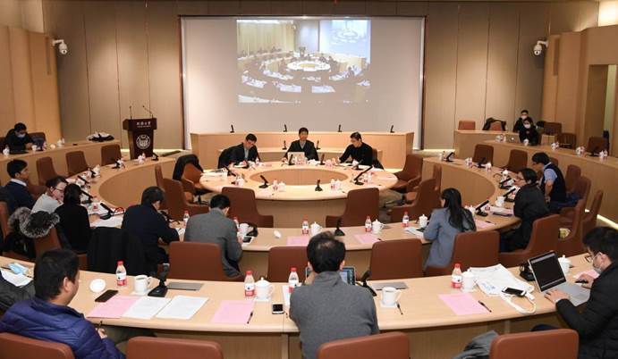 会议室里的人们描述已自动生成 会议室里的人们描述已自动生成
