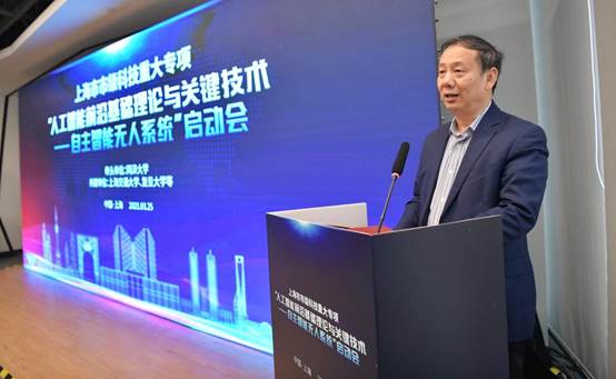 穿西装打领带的男人在电视前描述已自动生成