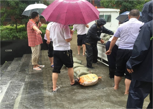 后勤员工正在搬运沙包