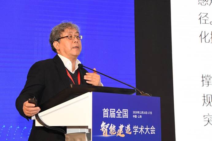 穿着西装笔挺的男子与配字描述已自动生成